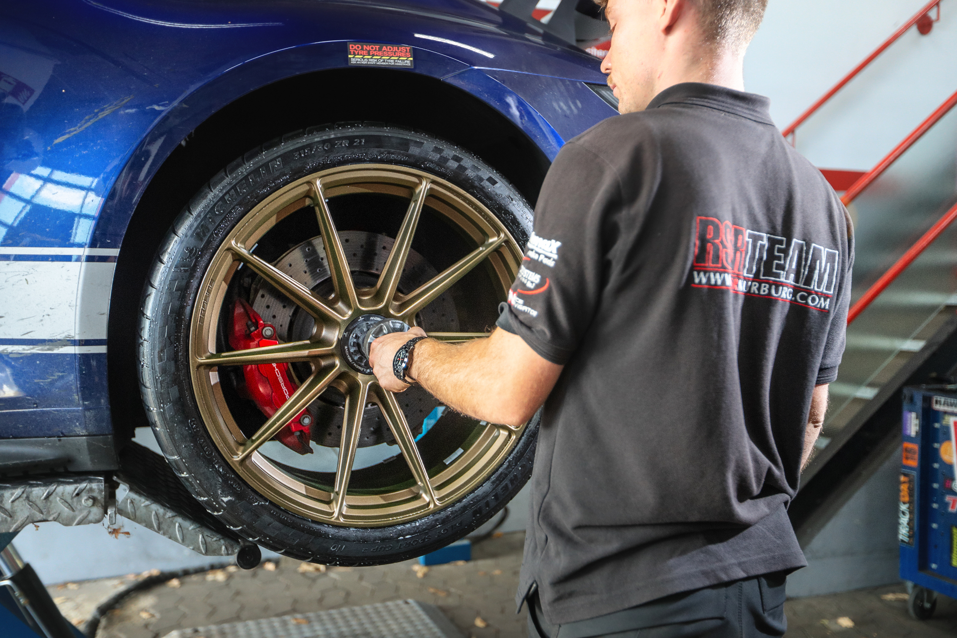 PFZ Forged in Bronze montiert am Porsche 911 (992) mit Keramikbremse