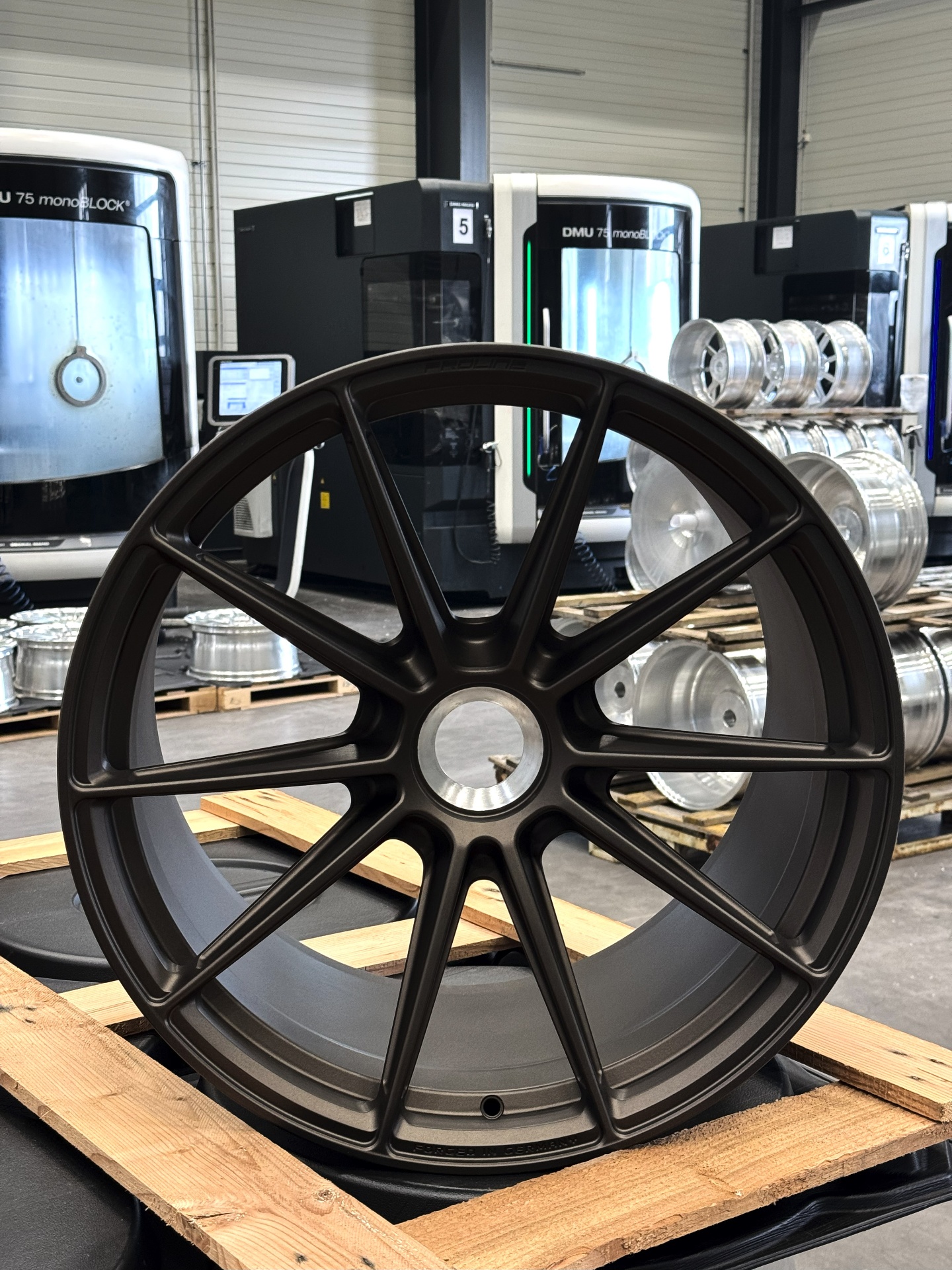 PFZ Forged Rad in Bronze Matt vor DMU monoBLOCK Bearbeitungszentren