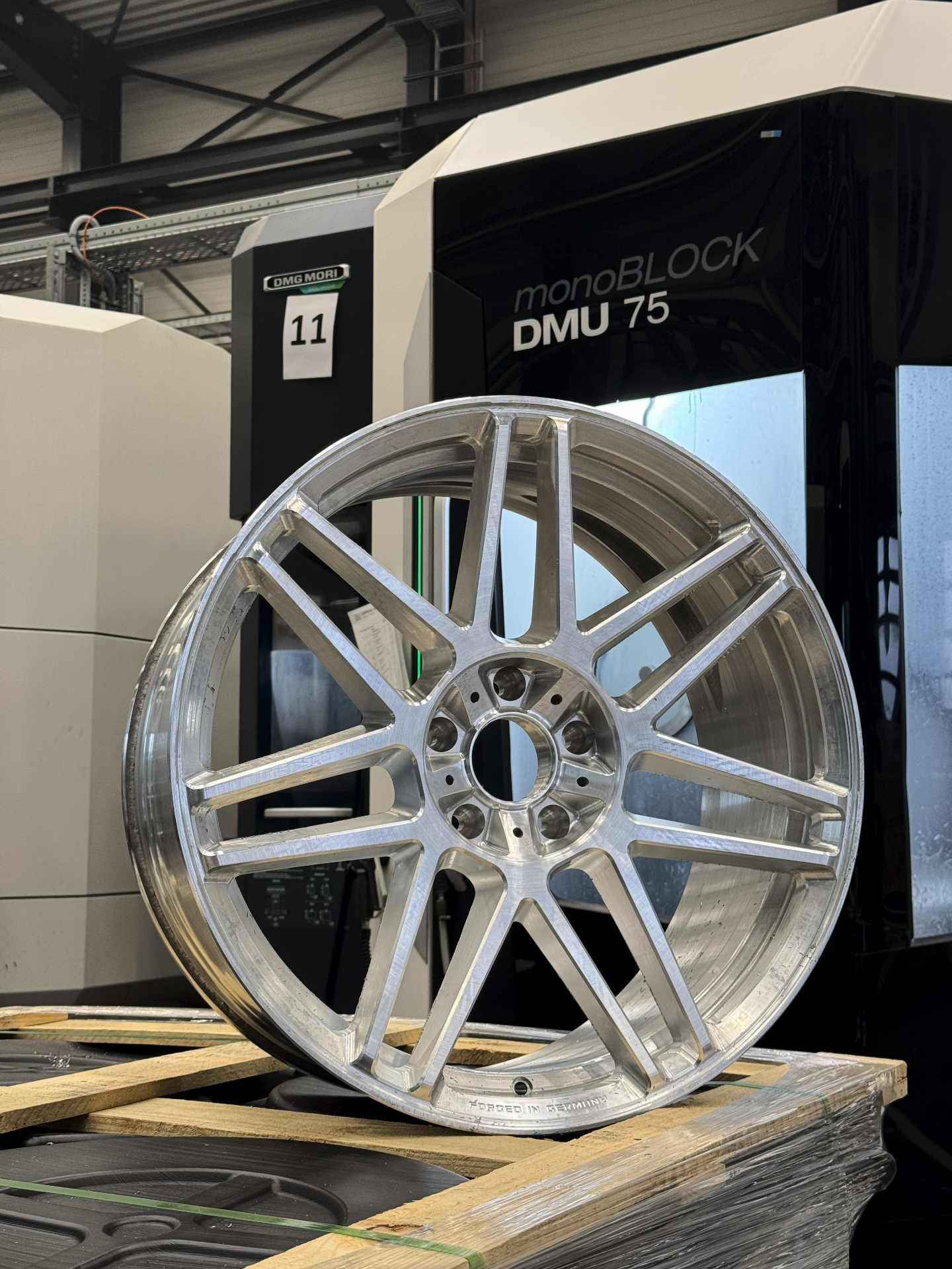 PROLINE PFG Forged Schmiederohling vor DMG MORI DMU 75 monoBLOCK 5-Achs-CNC