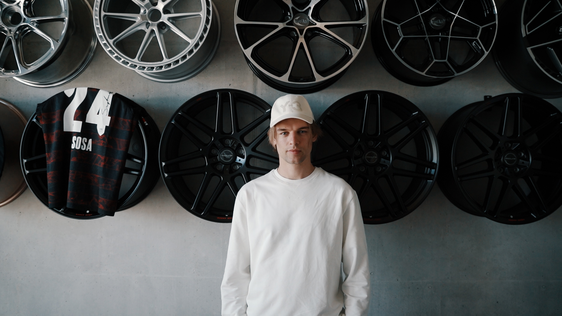 Bundesliga-Profi Borna Sosa im PROLINE Showroom vor der PFG Forged Felgenwand